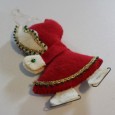 A vintage holiday take on an iconic quilting motif, Sunbonnet Sue!