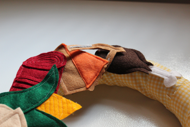 Quickly DIY a funny Thanksgiving wreath with felt and only a little bit of sewing!