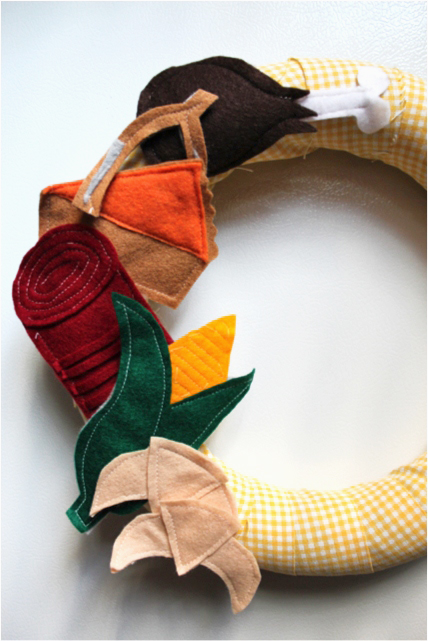 Quickly DIY a funny Thanksgiving wreath with felt and only a little bit of sewing!