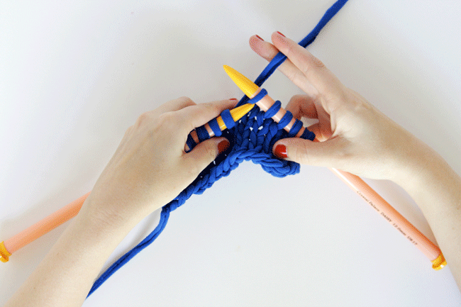 How to Knit Left Handed at handsoccupied.com