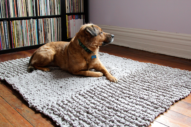 Click through for a free pattern for a Bulky Knit Rug (or throw!)