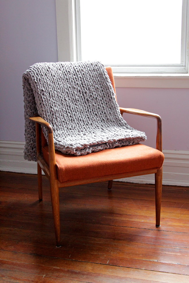 Click through for a free pattern for a Bulky Knit Throw (or rug!)