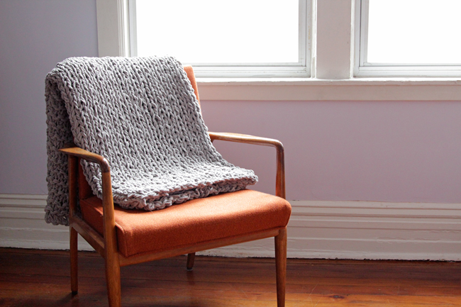 Click through for a free pattern for a Bulky Knit Throw!