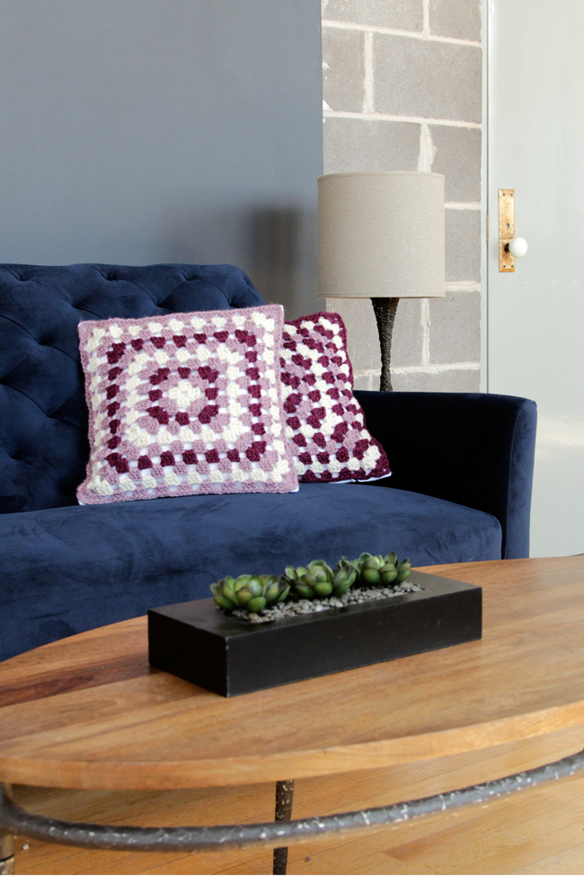 A free crochet pattern & tutorial for granny square throw pillows! 