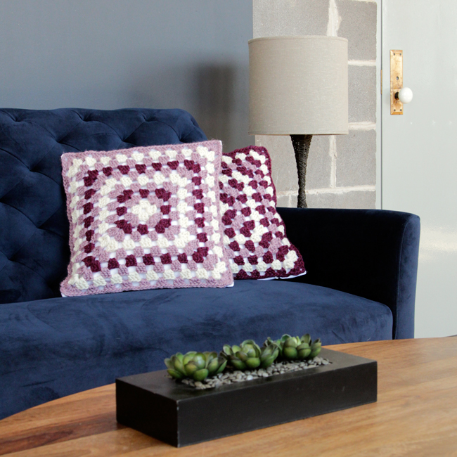 A free crochet pattern & tutorial for granny square throw pillows!