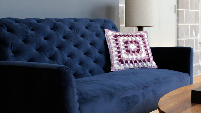 A free crochet pattern & tutorial for granny square throw pillows! 