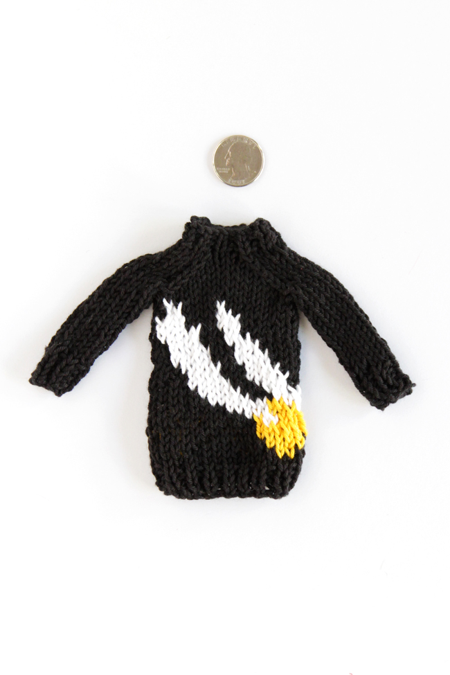 A free knitting pattern for a mini golden snitch sweater, inspired by the sweater Harry gets in book six!