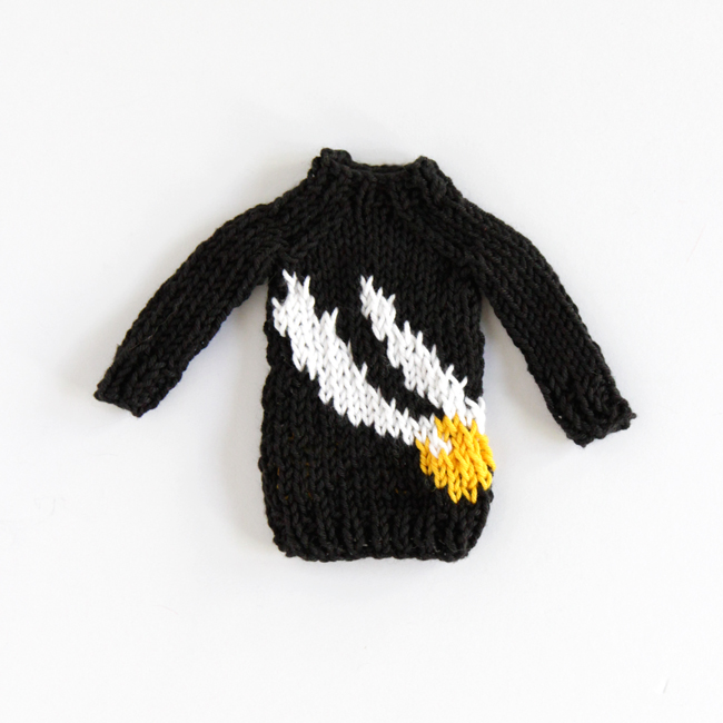 A free knitting pattern for a mini golden snitch sweater, inspired by the sweater Harry gets in book six!