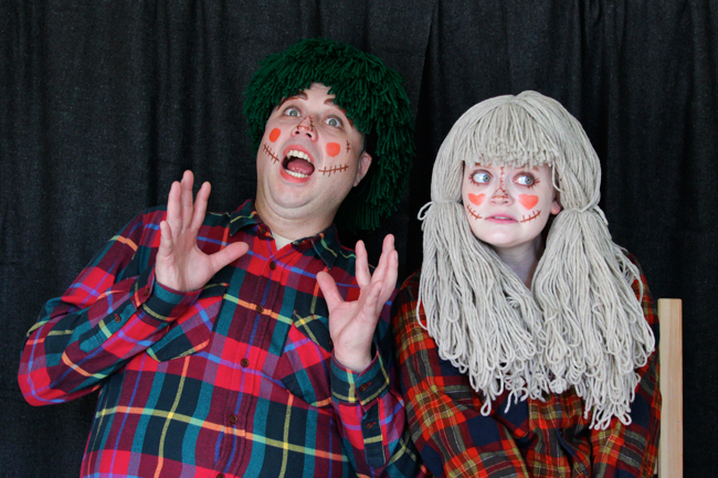 How to easily DIY scarecrow couples costumes with yarn wigs!