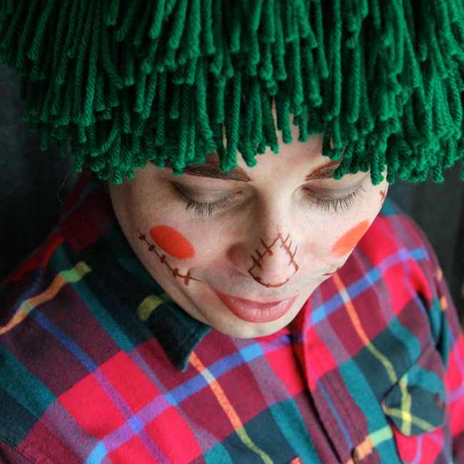 How to easily DIY a scarecrow costume with a yarn wig!