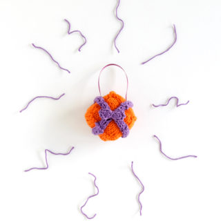 A cute pattern for a knit gift box ornament for the holidays! Click through for the free pattern.