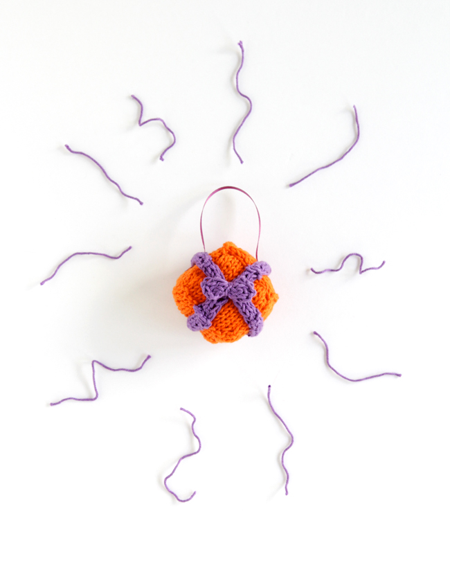 A cute pattern for a knit gift box ornament for the holidays! Click through for the free pattern. 