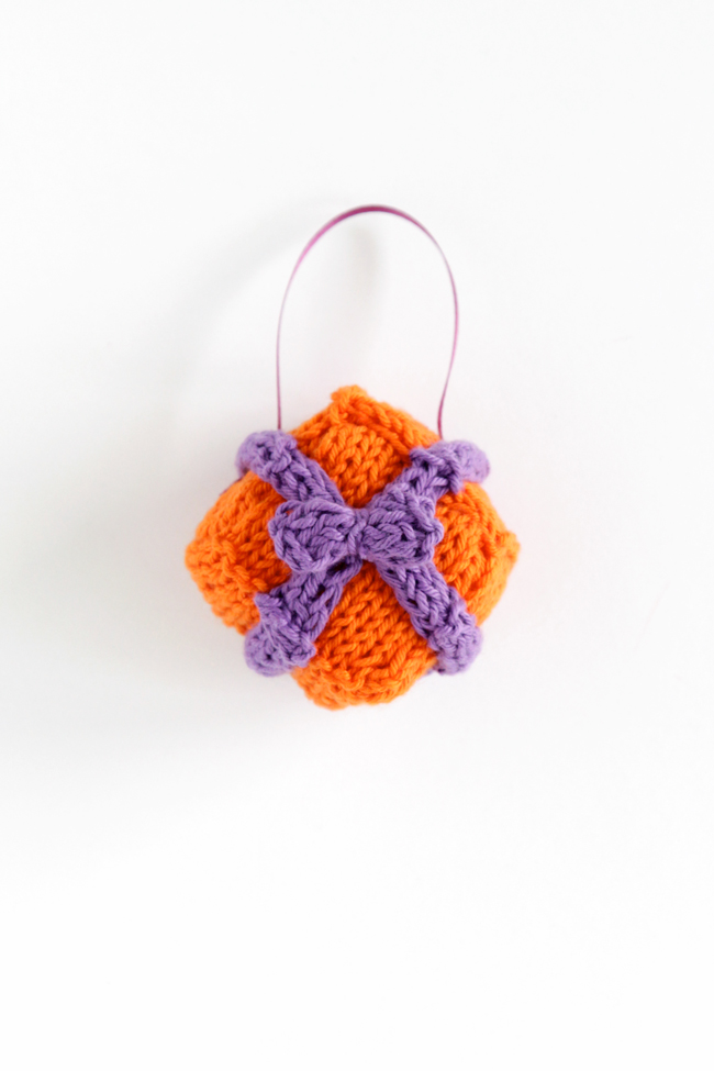 A cute pattern for a knit gift box ornament for the holidays! Click through for the free pattern.