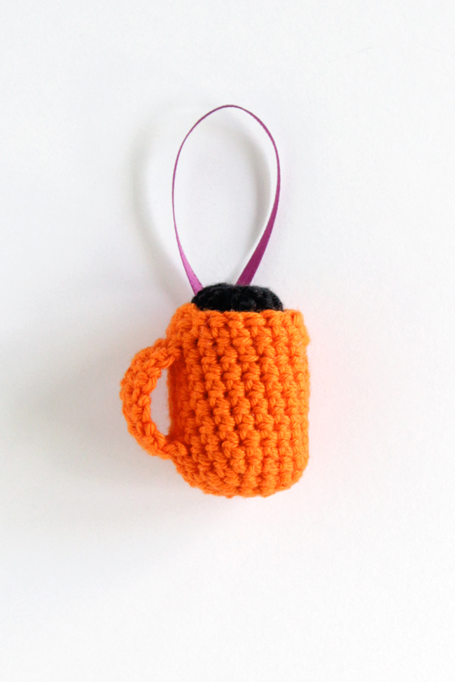 Crochet a teeny mug ornament for your Christmas tree! - Click through for the super-fast pattern that is great for the coffee or beer lover in your life!