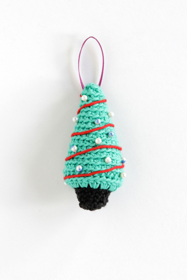 A pattern for a crochet Christmas tree ornament that works up super quick! Click through for the free pattern.