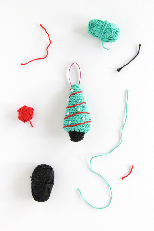 A pattern for a crochet Christmas tree ornament that works up super quick! Click through for the free pattern.