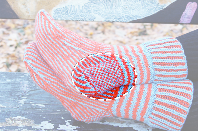 How to knit a linen stitch heel in cuff down socks - click through for the video tutorial.