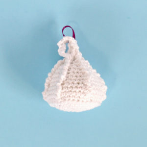 Who doesn't love a tasty meringue? Crochet up a meringue ornament for your Christmas tree with this free pattern. #crochet #christmascrafts