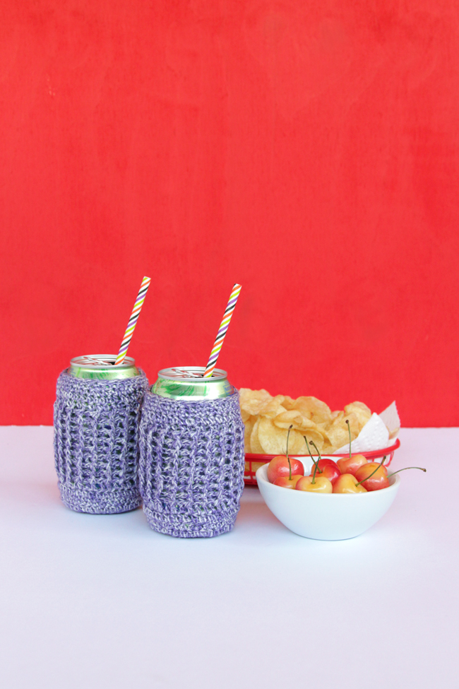 Grab your crochet hooks! You can take this quick project from yarn ball to beer koozie before lunchtime on a lazy summer day. Click through for the free pattern. 