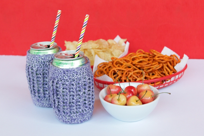 Grab your crochet hooks! You can take this quick project from yarn ball to beer koozie before lunchtime on a lazy summer day. Click through for the free pattern.