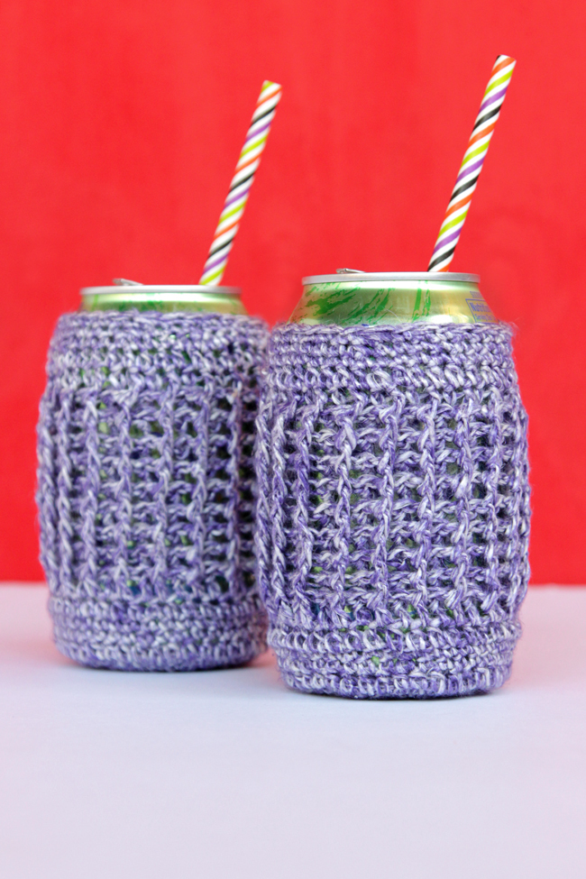 Grab your crochet hooks! You can take this quick project from yarn ball to beer koozie before lunchtime on a lazy summer day. Click through for the free pattern.