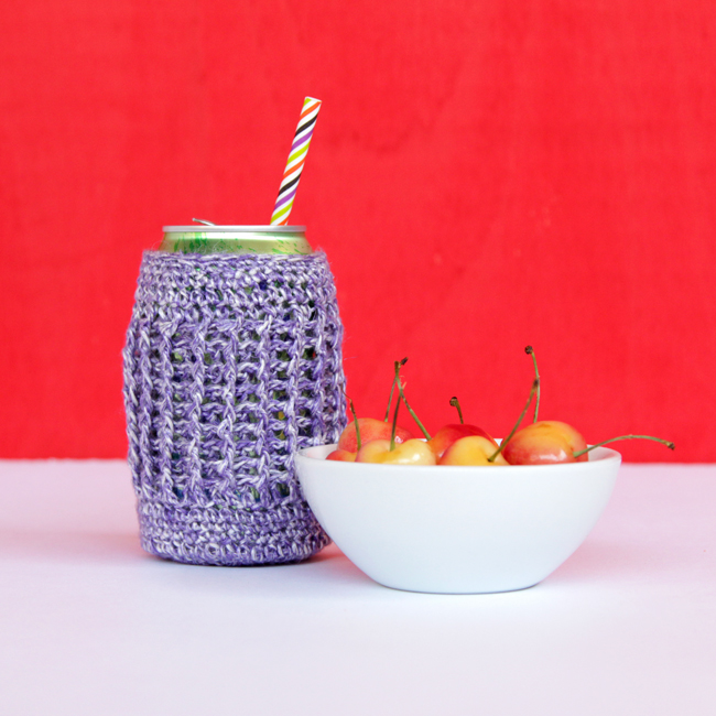 Grab your crochet hooks! You can take this quick project from yarn ball to beer koozie before lunchtime on a lazy summer day. Click through for the free pattern.
