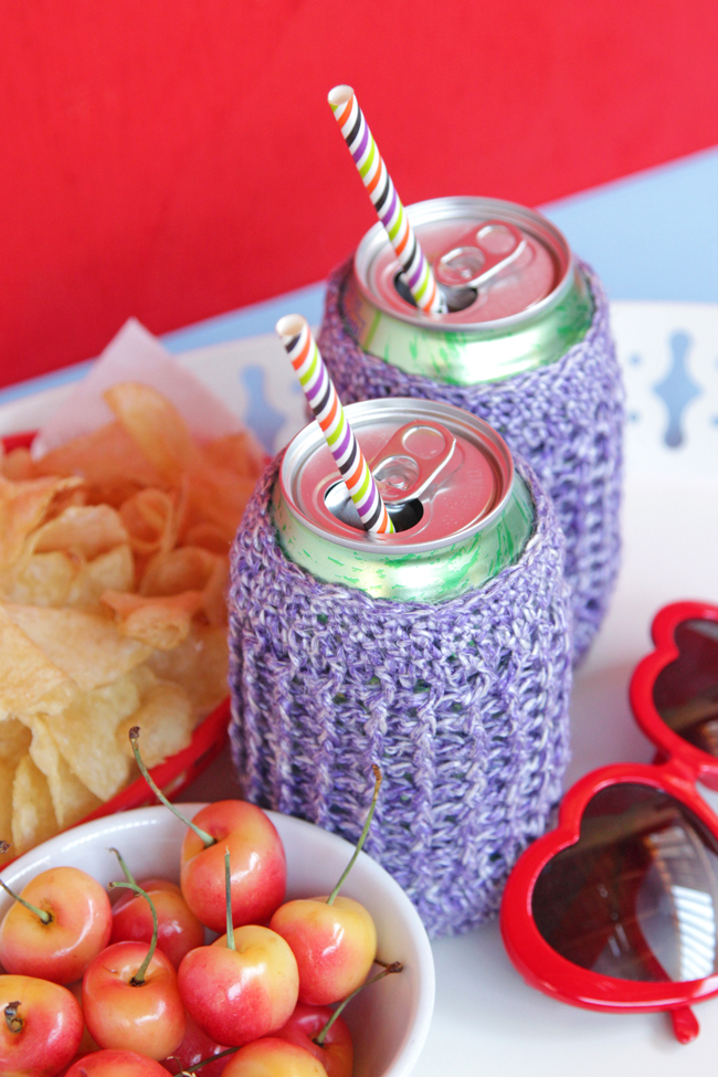 Grab your crochet hooks! You can take this quick project from yarn ball to beer koozie before lunchtime on a lazy summer day. Click through for the free pattern. 