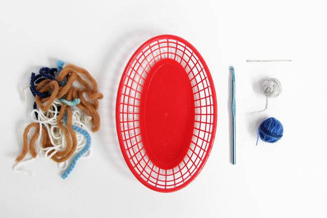 Turn yarn scraps into something adorable with these simple woven burger baskets. This is the easiest weaving project you'll ever make!