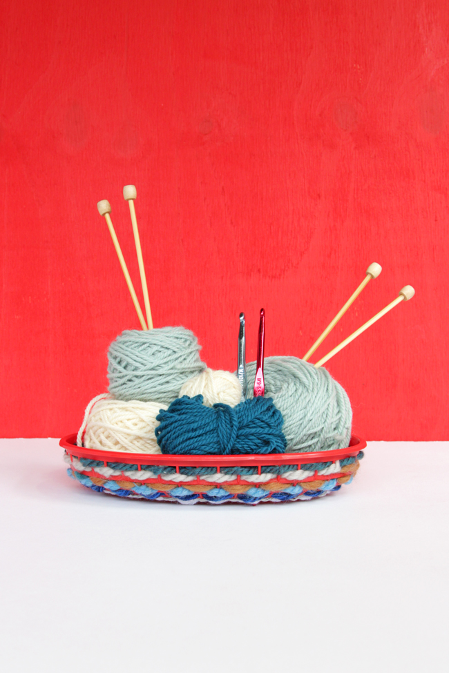 This easy weaving project puts your best yarn scraps to good use! Quick, easy and oh-so-adorable, you can crank out a set of woven burger baskets for any summer soiree!