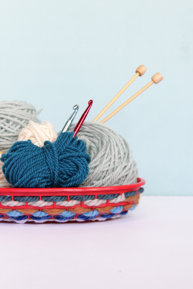 This easy weaving project puts your best yarn scraps to good use! Quick, easy and oh-so-adorable, you can crank out a set of woven burger baskets for any summer soiree!