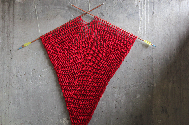 This heart-inspired wall hanging is a fun, quick way for knitters to add a geometric blast of color and texture to your walls without having to master a whole new fiber craft like macrame or weaving. Click through for the free pattern!