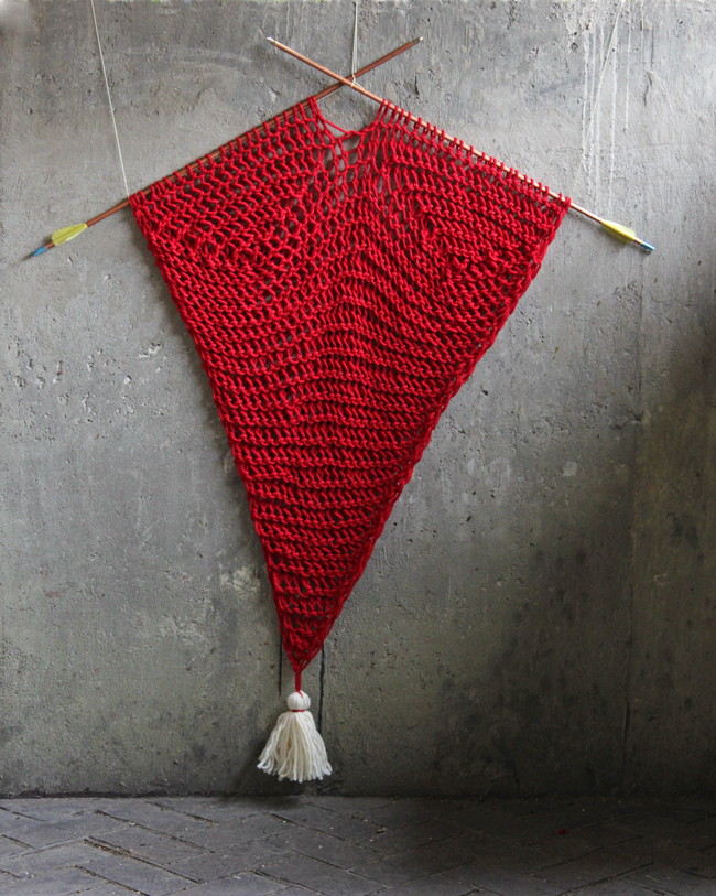 This heart-inspired wall hanging is a fun, quick way for knitters to add a geometric blast of color and texture to your walls without having to master a whole new fiber craft like macrame or weaving. Click through for the free pattern!