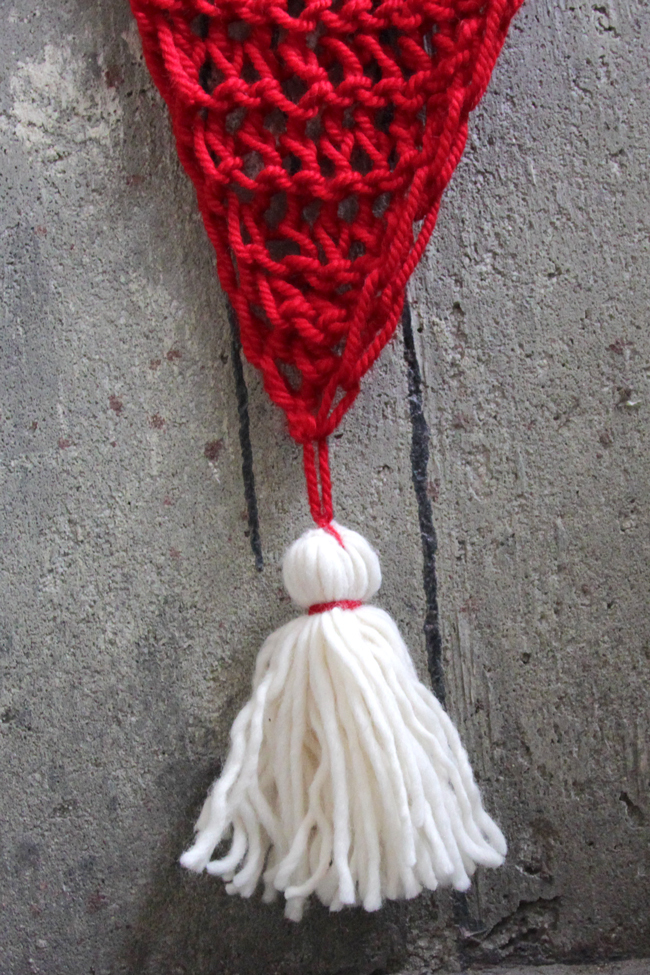This heart-inspired wall hanging is a fun, quick way for knitters to add a geometric blast of color and texture to your walls without having to master a whole new fiber craft like macrame or weaving. Click through for the free pattern!