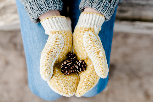 Winterfold Mittens by Claire Walls