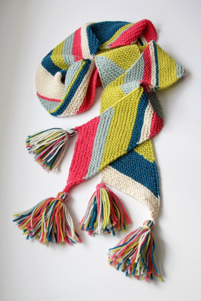 Does anyone know a Pattern for a Measuring Tape scarf like this one? : r/ knitting