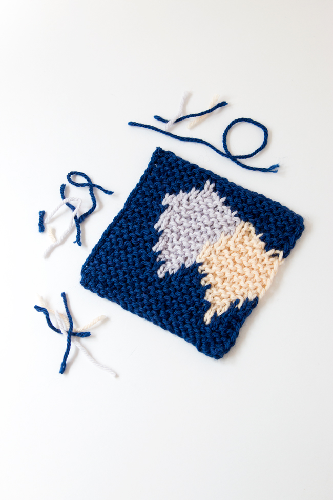 Learn how to knit intarsia patterns without using bobbins or butterflies, and check out the case for disorganized intarsia knitting with two great video tutorials. 