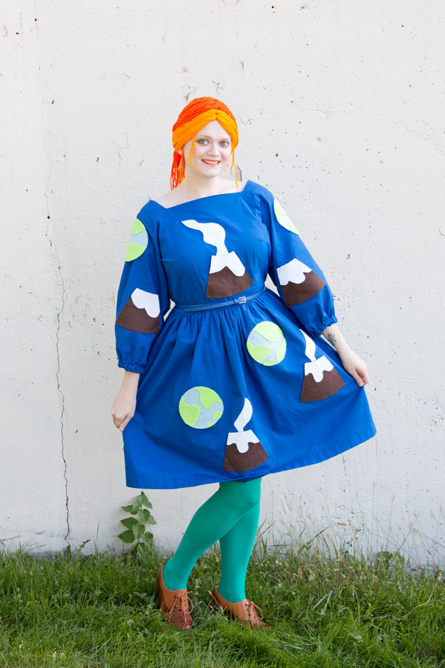 Make a quick and easy Ms. Frizzle costume from The Magic School Bus. Perfect for Halloween or comic con! No sewing, knitting or crocheting skills required. Click through for the how-to. 
