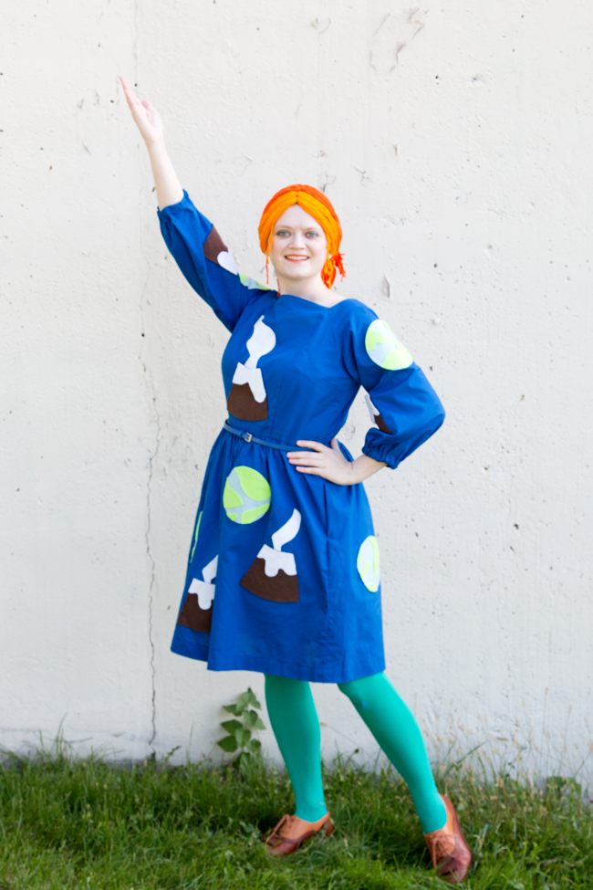 Make a quick and easy Ms. Frizzle costume from The Magic School Bus. Perfect for Halloween or comic con! No sewing, knitting or crocheting skills required. Click through for the how-to.