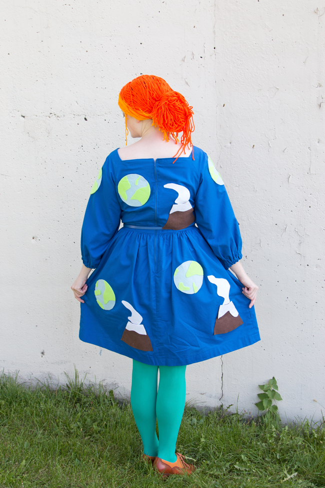 Make a quick and easy Ms. Frizzle costume from The Magic School Bus. Perfect for Halloween or comic con! No sewing, knitting or crocheting skills required. Click through for the how-to.