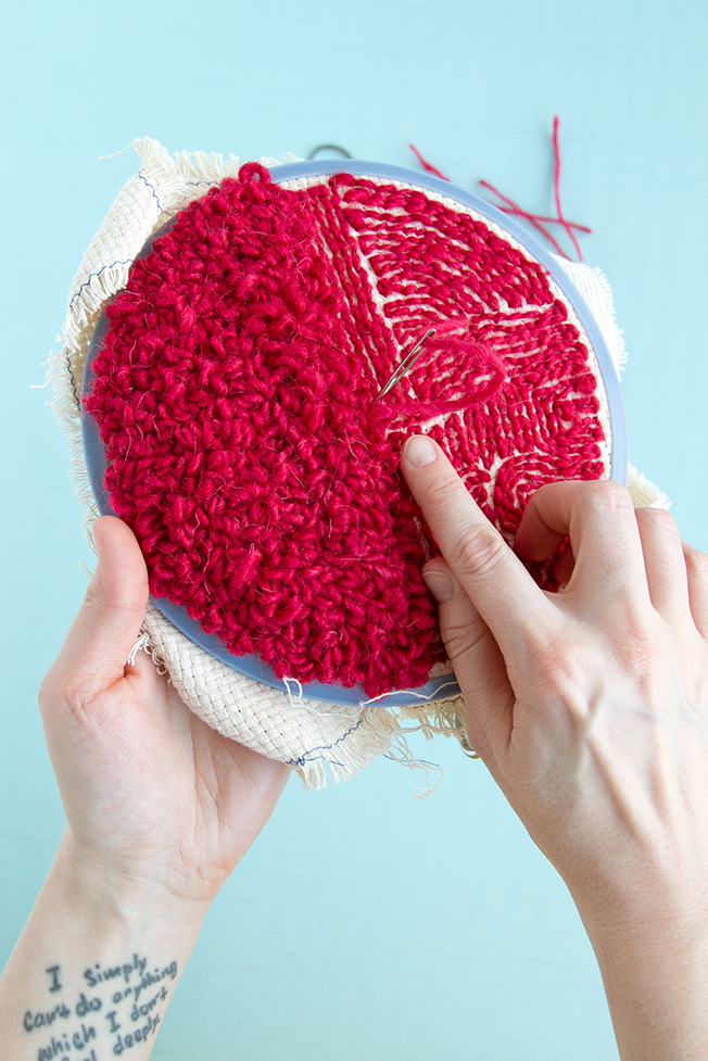 Weaving in your ends on a punch needle project is easy! Check out this step-by-step tutorial for tips and tricks for hiding and securing your punch needle rug hooking tails.