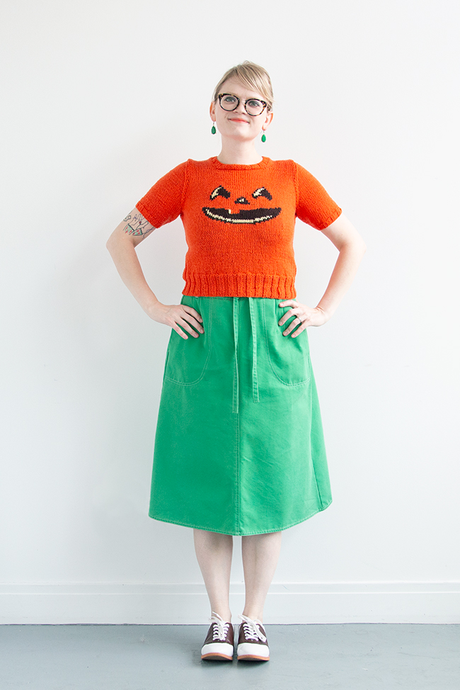 Just in time for Halloween! Get the free knitting chart for an adorable jack-o-lantern motif with intarsia or duplicate stitch. This free knitting pattern is just so much fun!