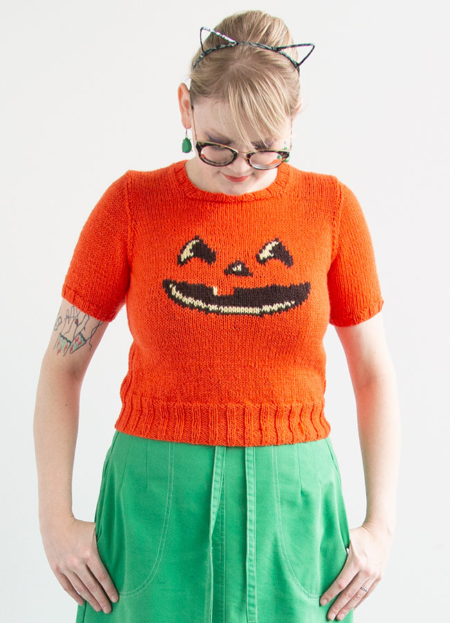 Just in time for Halloween! Get the free knitting chart for an adorable jack-o-lantern motif with intarsia or duplicate stitch. This free knitting pattern is just so much fun!