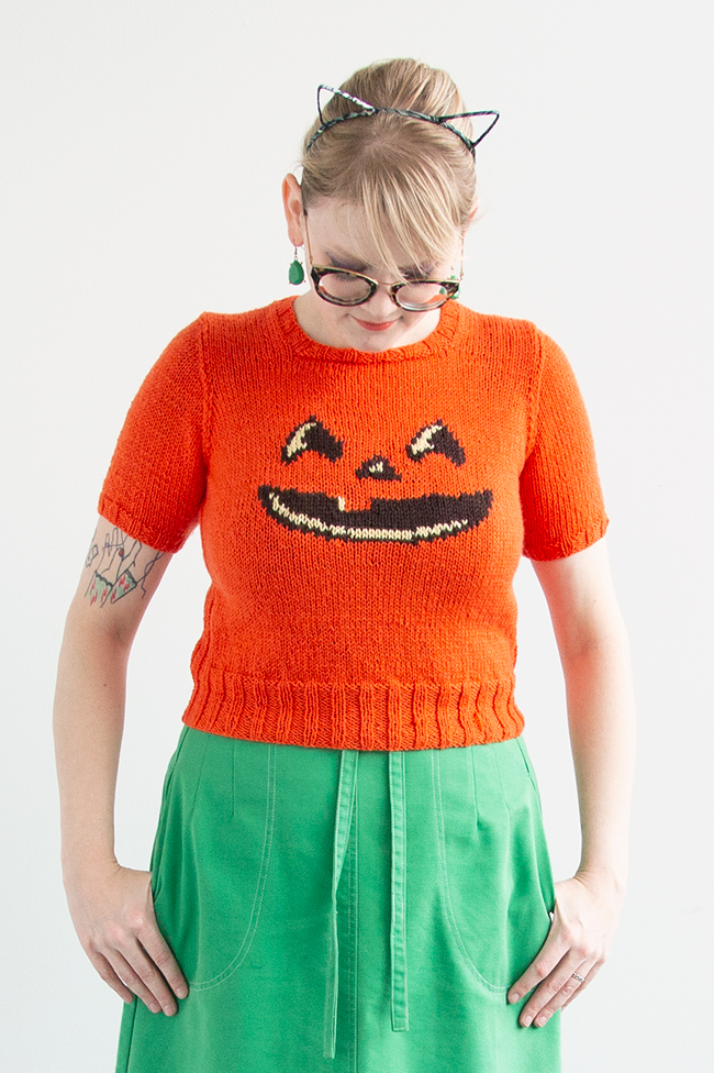 Just in time for Halloween! Get the free knitting chart for an adorable jack-o-lantern motif with intarsia or duplicate stitch. This free knitting pattern is just so much fun! 