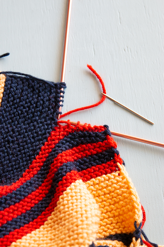 Join two pieces of garter stitch knitting invisibly with the kitchener stitch - learn how to do garter kitchener stitch. (with video!)