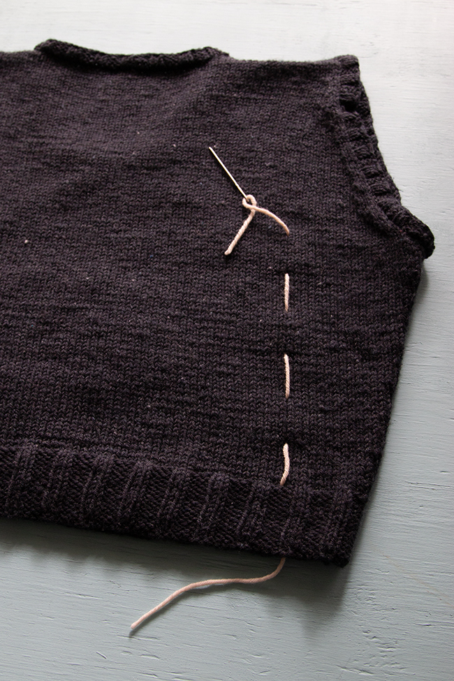 It can be time consuming and frustrating to have to re-count rows over and over again as you knit. Here are 3 easy ways to keep track of you row or round count in knitting. (The best part: none of these involve post-its or tally marks.)